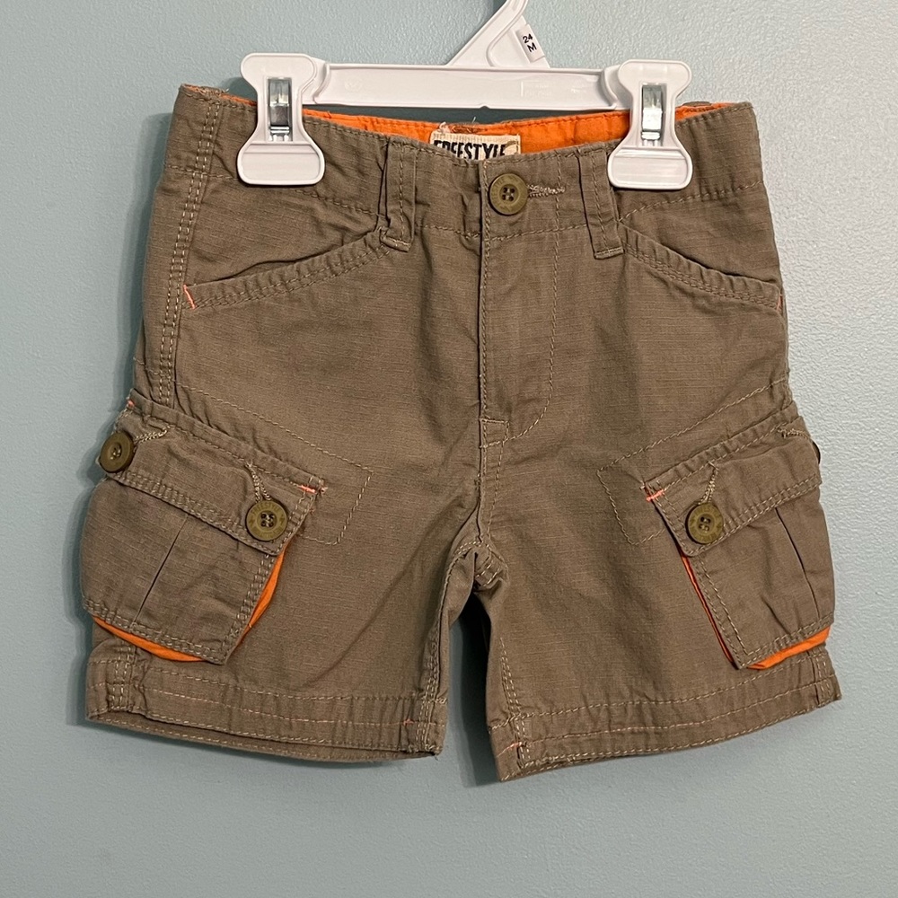 Boy’s 2T Green/Orange Plaid Shirt and Khaki Shorts Outfit - Picture 8 of 13